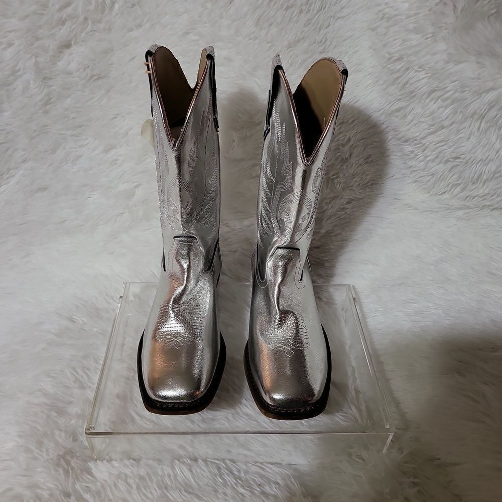 NWT SHYANNE SIZE 7 SHINY SILVER BOOTS! VEAGAN LEATHER,GORGEOUS